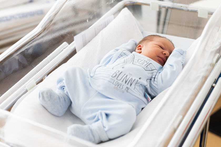Ő az a baba, aki március 1-én jött világra a Semmelweis Egyetem Szülészeti és Nőgyógyászati Klinikáján. Az 56 centiméterrel és 3400 grammal született kisfiú a Matvij nevet kapta, a baba és édesanyja is jól vannak.
