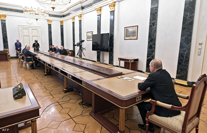 Vlagyimir Putyin orosz elnök egy tárgyaláson a moszkvai Kremlben 2022. február 28-án