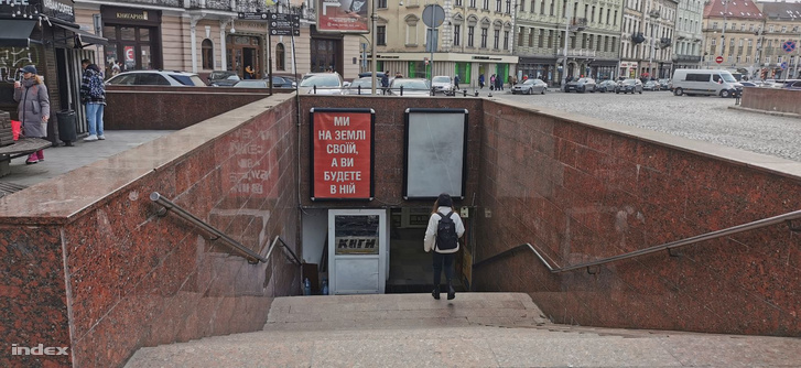 „Mi a saját földünkön vagyunk, ti viszont elföldelve lesztek benne” – áll a plakáton egy lvivi aluljáróban