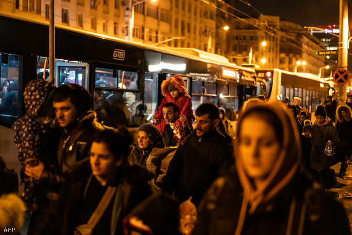 Ukrajnából érkező menekültek Bukarestben 2022. március 4-én