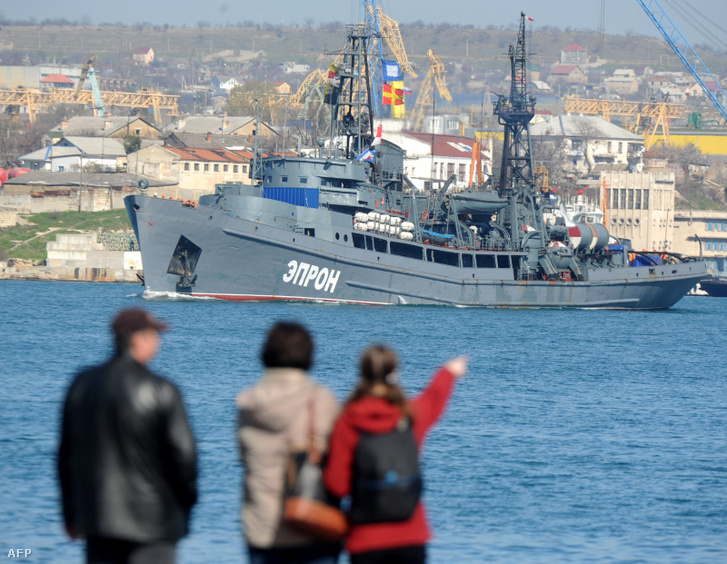 Orosz hadihajó Szevasztopol kikötőjében 2014. március 23-án