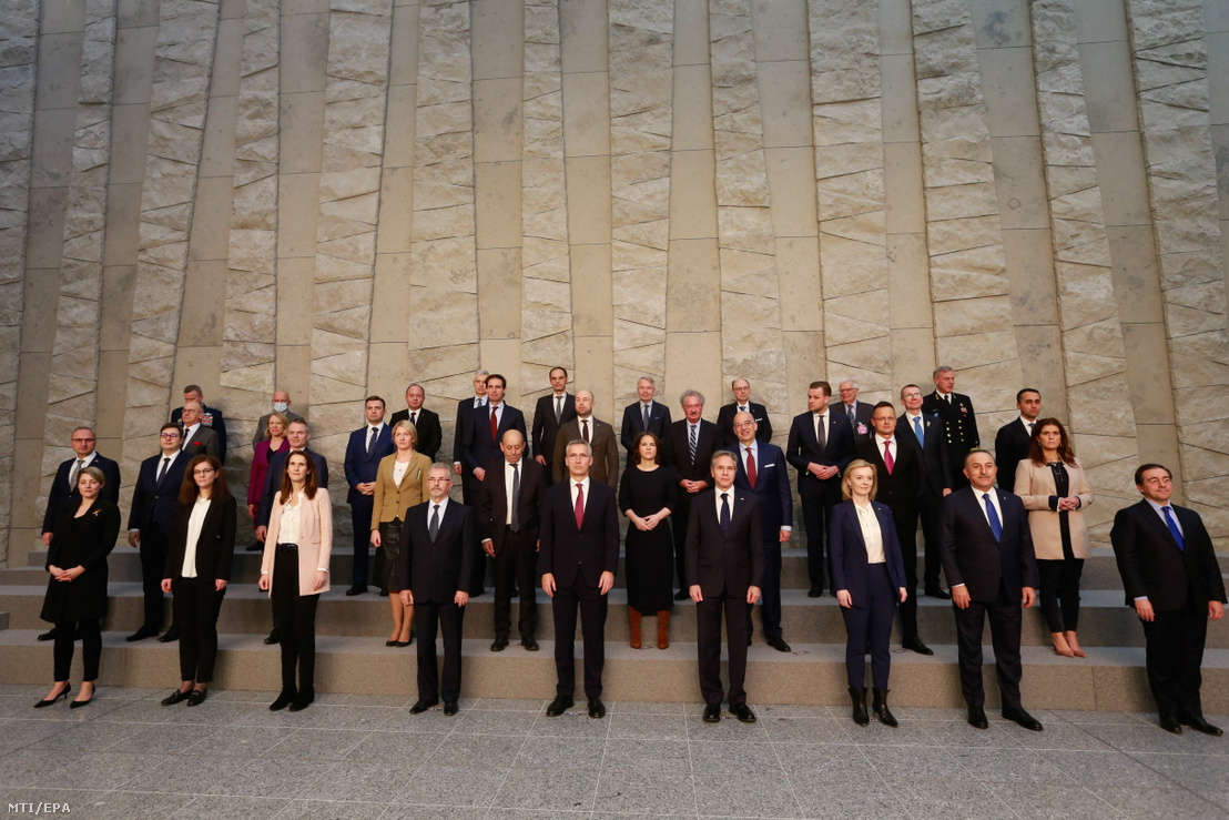 Csoportkép a NATO-tagállamok külügyminisztereinek rendkívüli tanácskozásán részt vevő politikusokról Brüsszelben 2022. március 4-én
