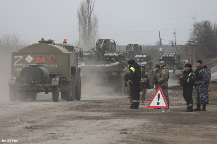 Az orosz hadsereg katonai járművei Kelet-Ukrajnában, Armjanszk városában 2022. február 24-én