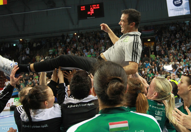 Ambros Martint, a Győri Audi ETO KC vezetőedzőjét magasba dobálják a játékosok, miután a csapat bejutott a fináléba a női kézilabda Bajnokok Ligája elődöntőjének visszavágóján Veszprémben 2013. április 11-én.