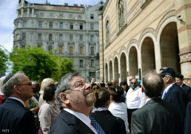 A Zsidó Világkongresszus (World Jewish Congress - WJC) május 5-én kezdődő háromnapos budapesti közgyűlésének résztvevői városnézésen vesznek részt a Dohány utcai zsinagógánál 2013. május 4-én.