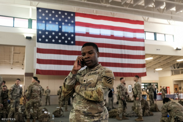 Európába tartó amerikai katona 2022. március 2-án