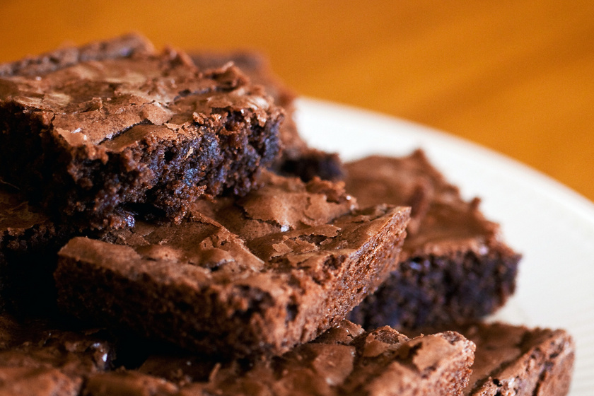 A brownie népszerűsége töretlen, nem véletlenül, hiszen hamar összeállítható, nagyon finom sütiről van szó. Akkor az igazi, ha a külseje megszilárdult, belül viszont ragacsos maradt.