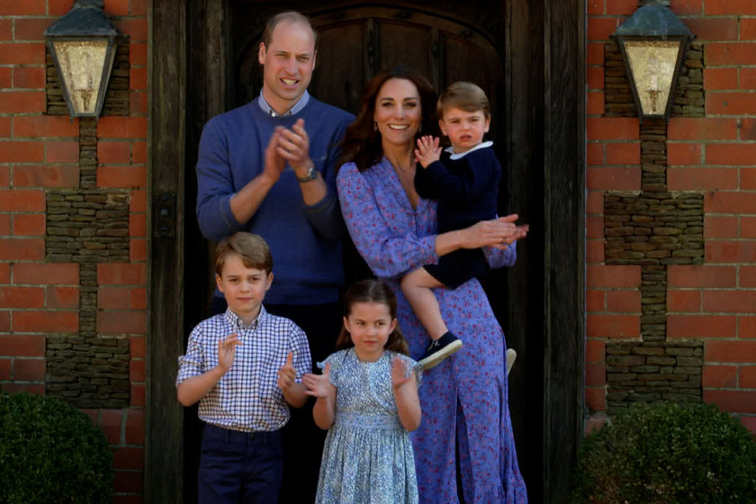 György herceg a szüleivel és testvéreivel a Kensington-palota előtt.
