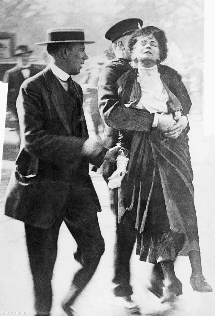 Emmeline Pankhurstöt elvezeti egy rendőr, miután arra tett kísérletet, hogy szüfrazsettek egy csoportjával petíciót nyújtson be a királynak a Buckingham-palotánál.