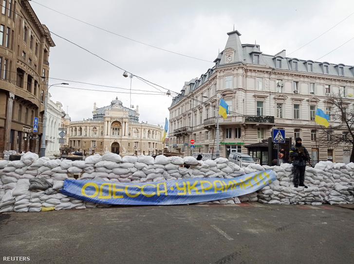 Homokzsákokból készült barikád látható Odessza központjában Ukrajnában 2022. március 8-án