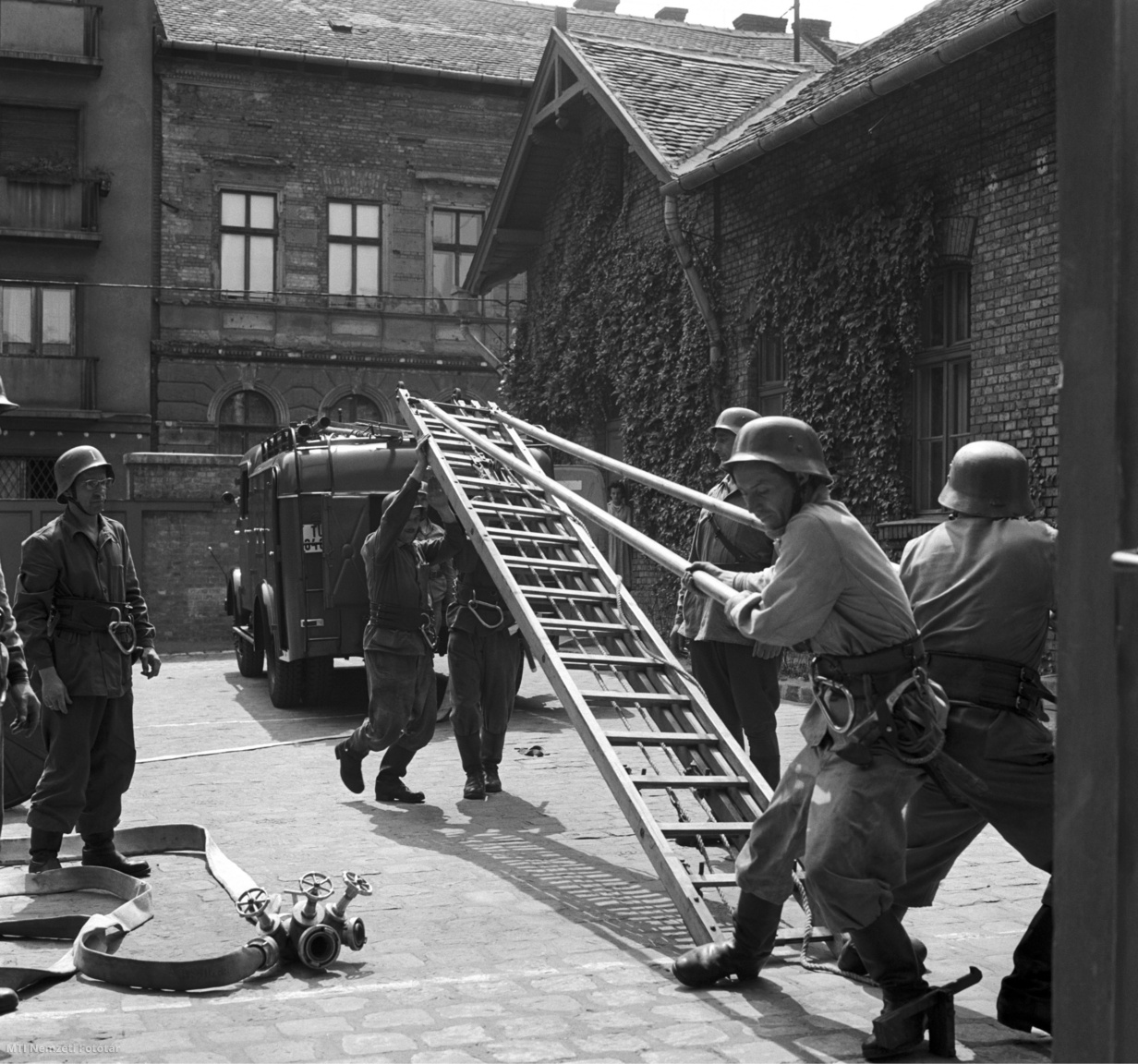 Budapest, 1960. július 8. A tűzoltó-alakulat kinyitja a tűzoltólétrát. Szerelési és tűzoltási gyakorlatot tartanak a tűzoltók a laktanya udvarán, az I. kerületben.