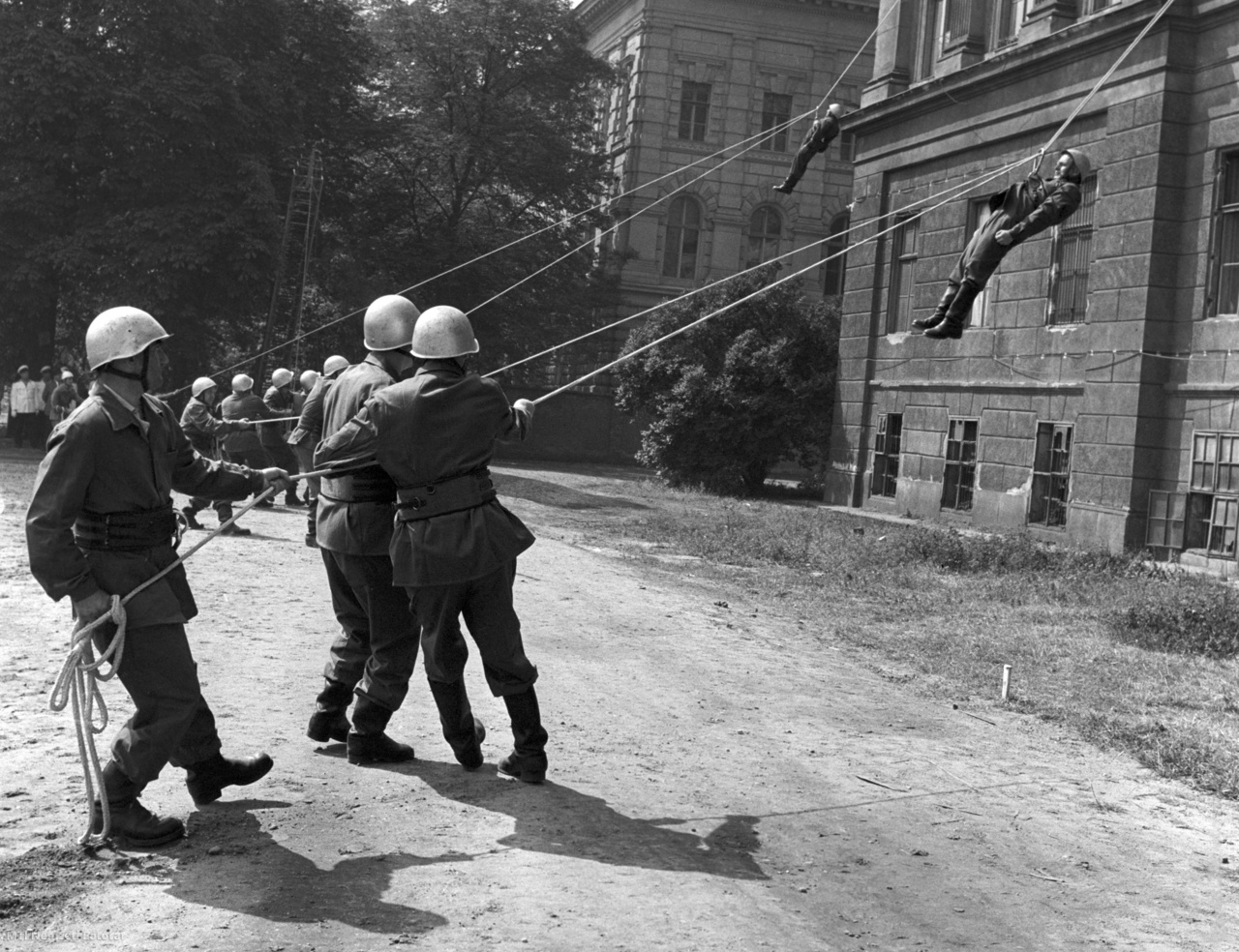 Budapest, 1962. augusztus 5. A tűzoltók mentési bemutatója az országos tűzoltóversenyen. 