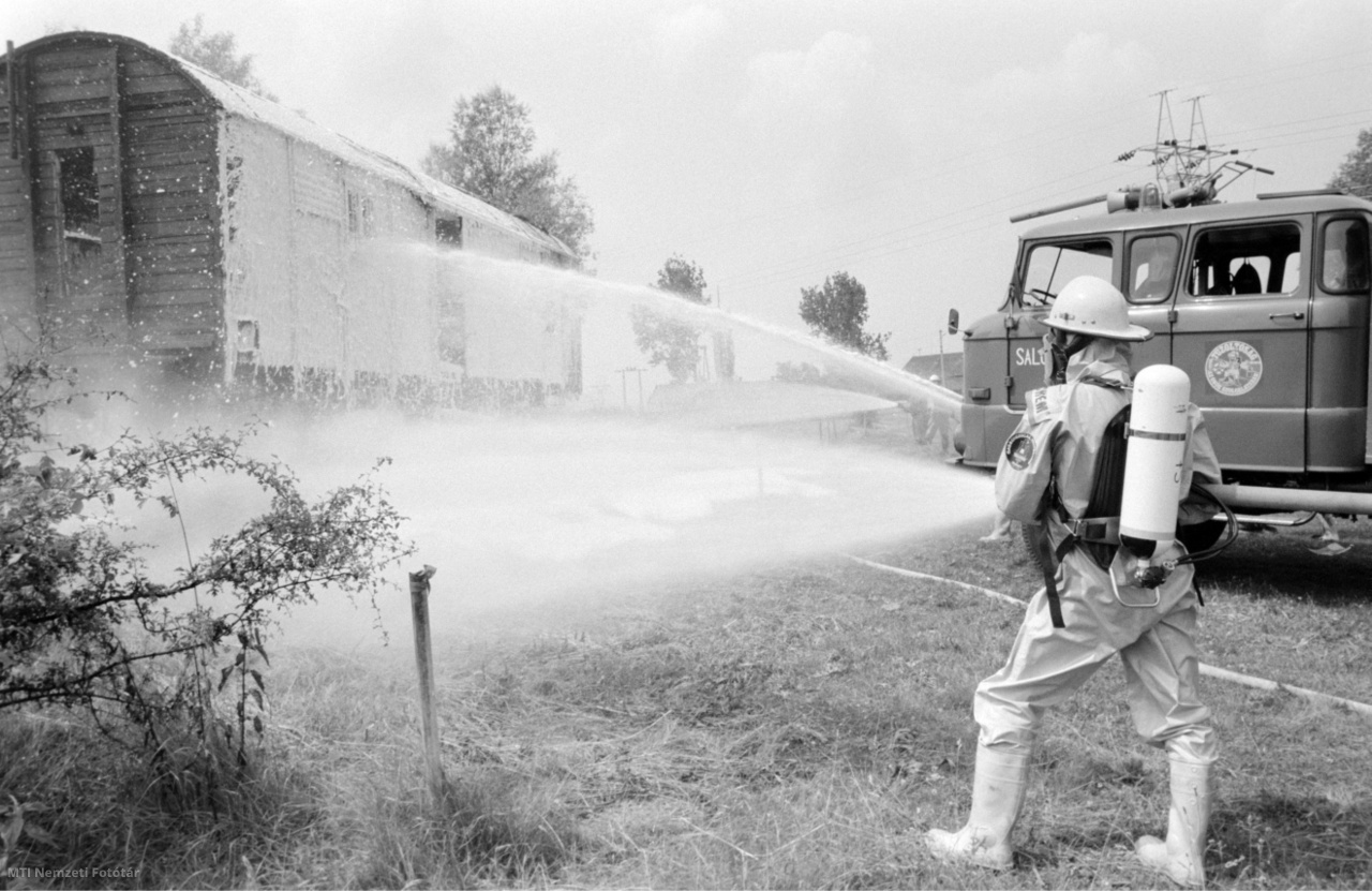 Bátonyterenye, 1990. június 17. A tűzoltók egy kigyulladt, etil-akrilátot szállító vasúti kocsi oltásán dolgoznak a polgári védelmi gyakorlaton. 