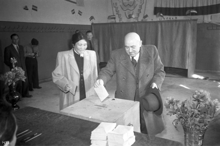 Rákosi Mátyás, a Magyar Dolgozók Pártja (MDP) főtitkára, miniszterelnök-helyettes és felesége leadja szavazatát 1949. május 15-én