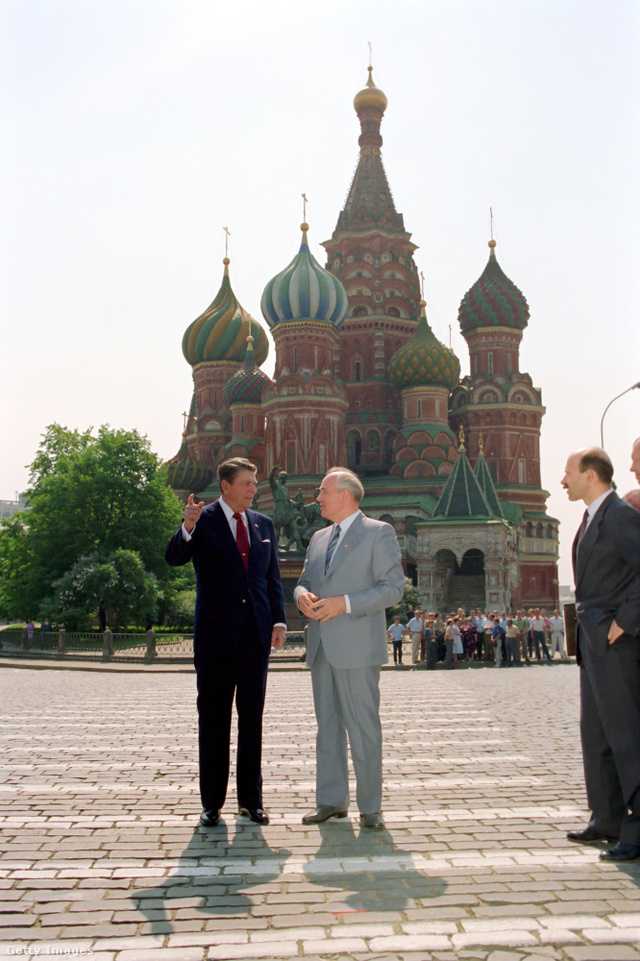 Ronald Reagan és Mihail Gorbacsov a moszkvai Vörös téren 1988-ban