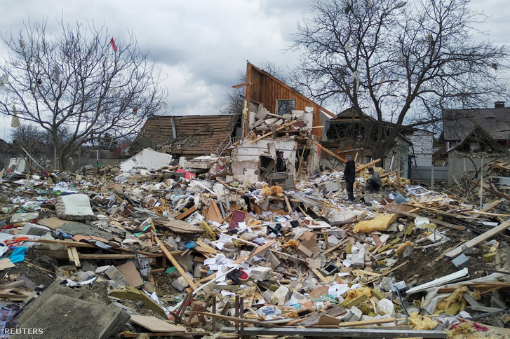 Egy ágyúzással lerombolt ház törmelékei Kijevben 2022. március 6-án