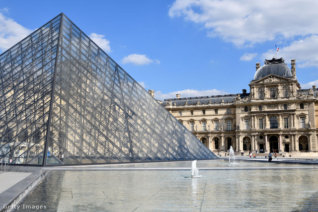 A Louvre és piramisa