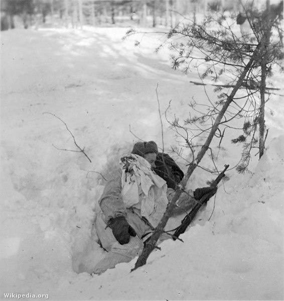 Egy fedezékbe vonult finn katona, 1940