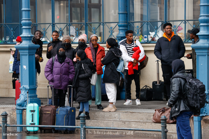 Ukrajnából érkezett menekültek a Nyugati pályaudvaron Budapesten 2022. február 28-án