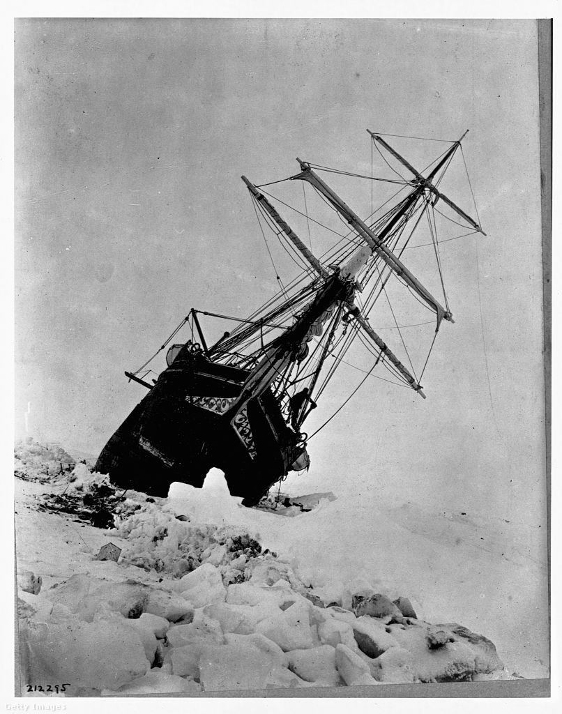 Az Endurance a jég fogságában - 1916 környékéről származó kép.