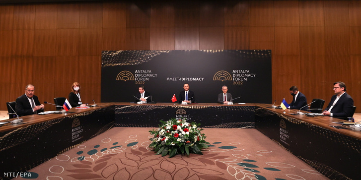 Dmitro Kuleba ukrán (j) és Szergej Lavrov orosz (b) külügyminiszter Mevlüt Cavusoglu török külügyminiszter (k) közvetítésével megbeszélést folytat Antalyában 2022. március 10-én