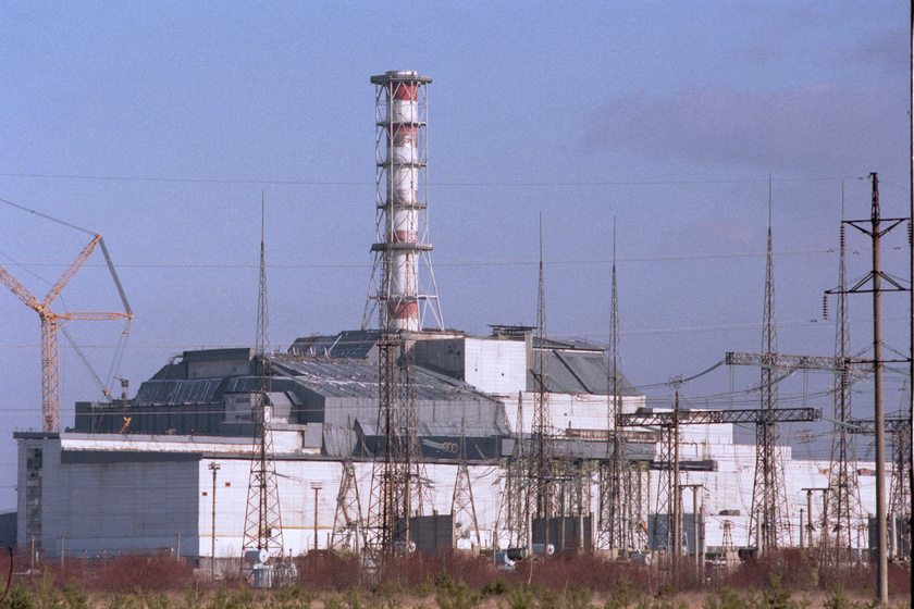 Az 1986-ban megsérült 4-es reaktor a betonszarkofág megépítése előtt.