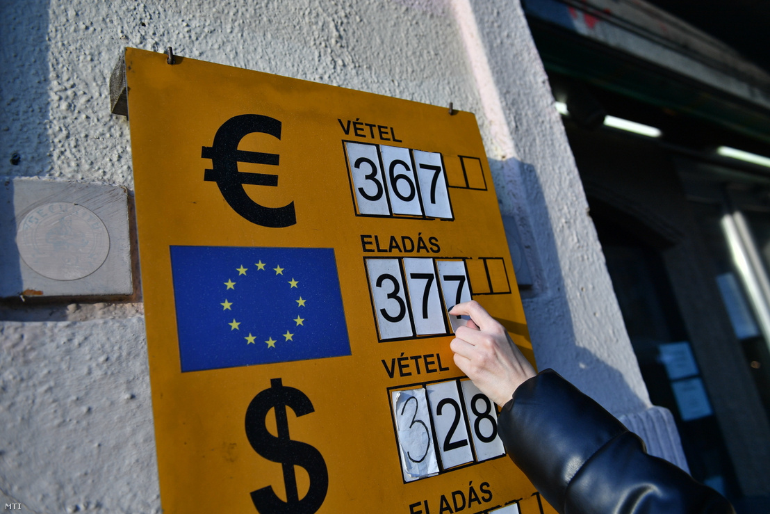 Az euró eladási árfolyamát mutatja egy nő egy belvárosi pénzváltóban 2022. március 1-jén