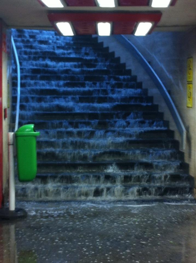 Vízesés a Nyugati pályaudvar aluljárójában