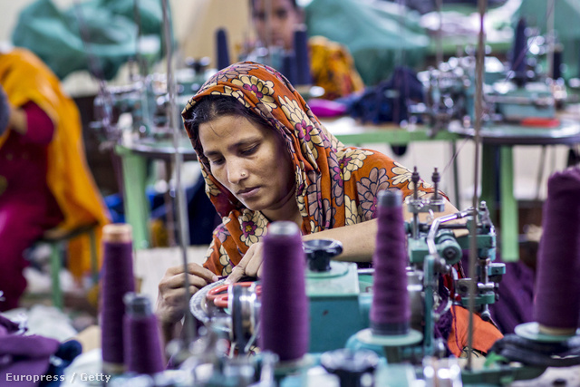 Varrósori munkás dolgozik egy bangladesi gyárban. Tüntetők szerint az európai márkáknak kötelességük, hogy tisztességesen megfizessék a termékeiket előállító munkásokat.