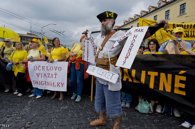 Az oktatásügy állami támogatásának növeléséért tüntettek Pozsonyban