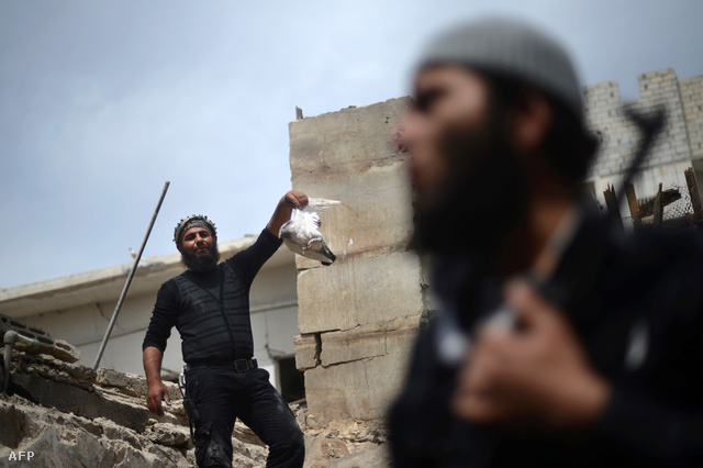 Szíriai felkelő egy halott galambbal a kezében