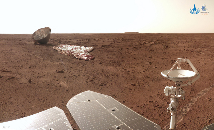 A Csuzsung és ejtőernyője a Marson, a leérkezés után, 2021. július 15-én