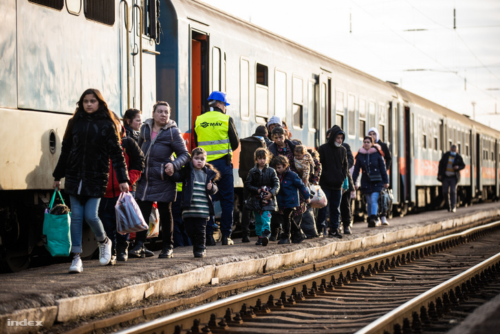 Ukrán menekültek Magyarországon a záhonyi vasútállomáson 2022. március 3-án