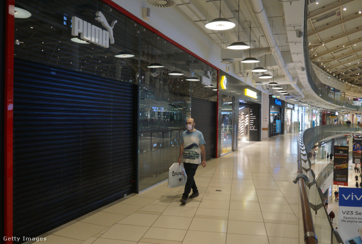 Egy vásárló sétál egy Puma üzlet mellett, amely felfüggesztette tevékenységét Oroszországban 2022. március 7-én Moszkvában