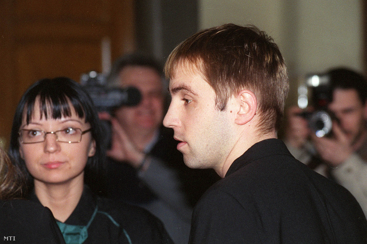Csalás bűntettének vádjával megkezdődött Császár Előd előadóművész és társainak pere a Pesti Központi Kerületi Bíróságon 2001. február 22-én
