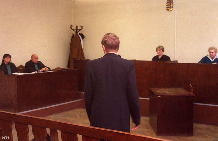 Csalás bűntettének vádjával megkezdődött Császár Előd előadóművész és társainak pere a Pesti Központi Kerületi Bíróságon 2001. február 22-én