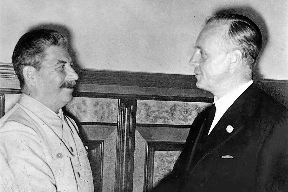 Sztálin és Ribbentrop kézfogása az egyezmény megkötése után