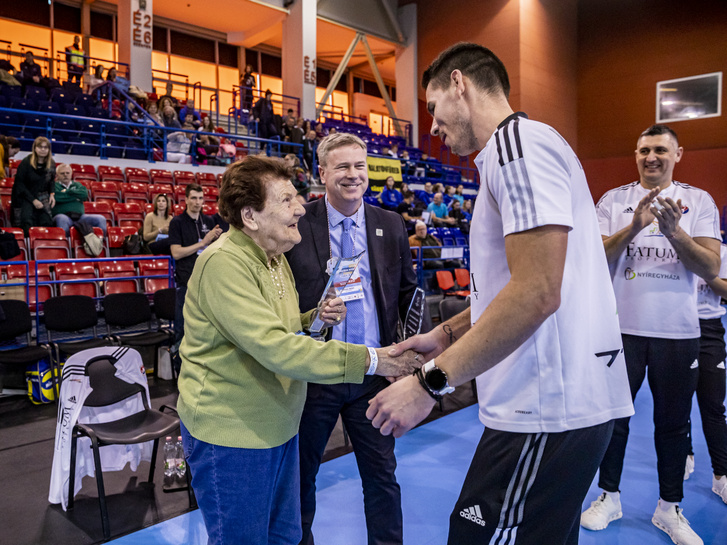 Németh Szabolcs, a Nyíregyháza vezetőedzője veszi át az év edzőjének járó díjat a 93 éves Kotsis Attiláné Kincsesy Gabriellától, akinek a nevét is viseli az elismerés