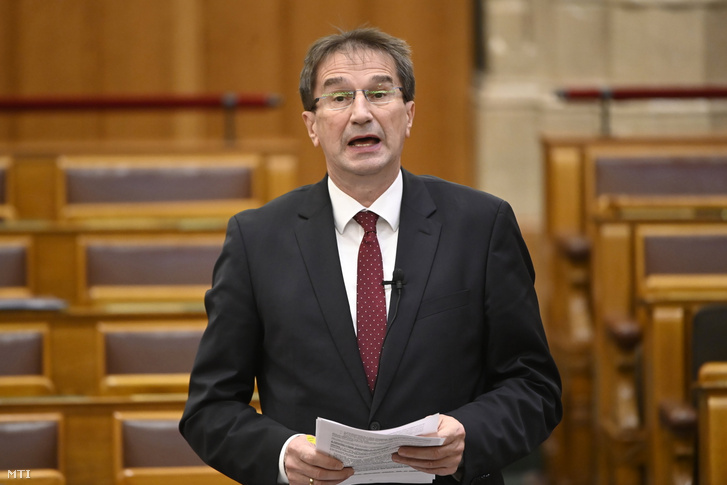 Völner Pál az Igazságügyi Minisztérium parlamenti államtitkára napirend előtti felszólalásra válaszol az Országgyűlés plenáris ülésén 2021. november 29-én