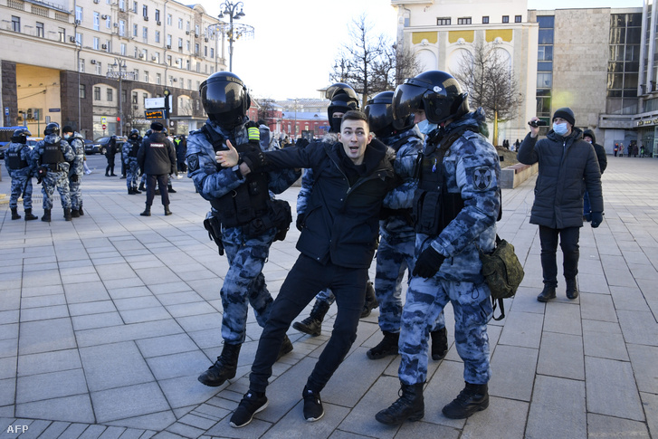 A háború elleni tüntetés egyik résztvevőjét tartóztatják le Moszkvában 2022. március 3-án