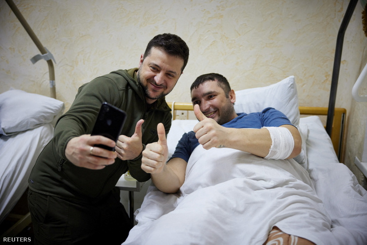 Volodimir Zelenszkij egy sérült katonával szelfizik 2022. március 13-án