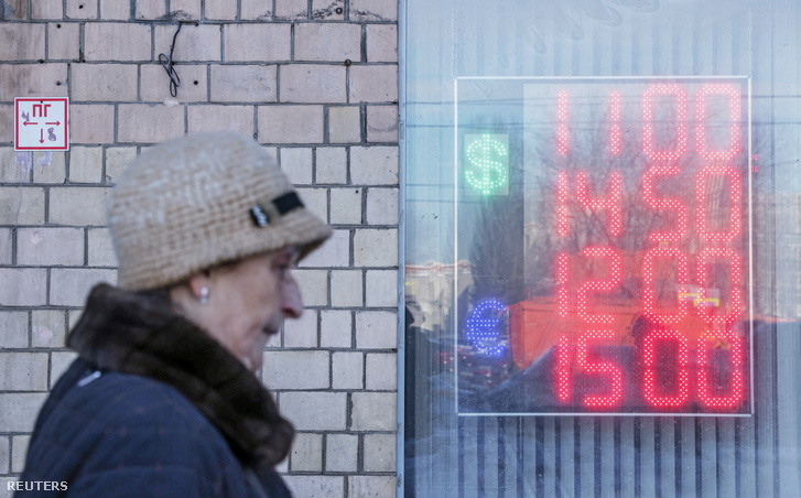 Egy nő sétál egy moszkvai pénzváltó előtt 2022. március 11-én