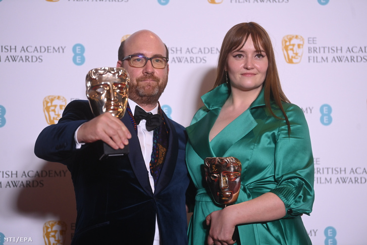Sipos Zsuzsanna látványtervező és Patrice Vermette kanadai produkciós tervező, miután átvették a legjobb produkciós tervezésért odaítélt elismerést A Dűne című filmért a Brit Film- és Televíziós Művészeti Akadémia (BAFTA) díjkiosztó ünnepségére a londoni Royal Albert Hallban 2022. március 13-án