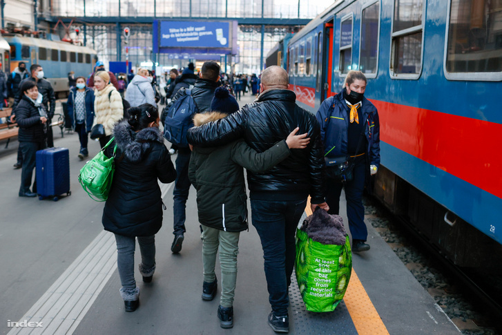 Ukrán menekültek a Nyugati pályaudvaron 2022. február 28-án