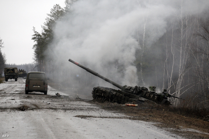 Füst száll fel az ukrán erők által megsemmisített orosz harckocsiból Luhanszk térségében 2022. február 26-án