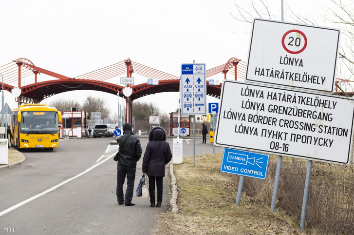 Egy házaspár várja az orosz-ukrán háború elől menekülő hozzátartozóit a magyar-ukrán határátkelőhelyen, Lónyán 2022. március 2-án