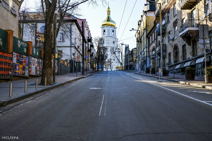 Elnéptelenedett utca Kijevben 2022. március 10-én
