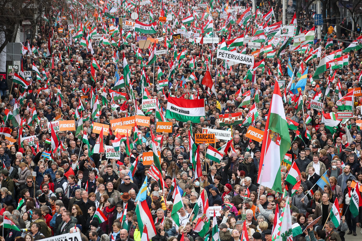 Itt a válasz arra a kérdésre, hogy a Fidesz vagy a Tisza Párt nyerte az évet