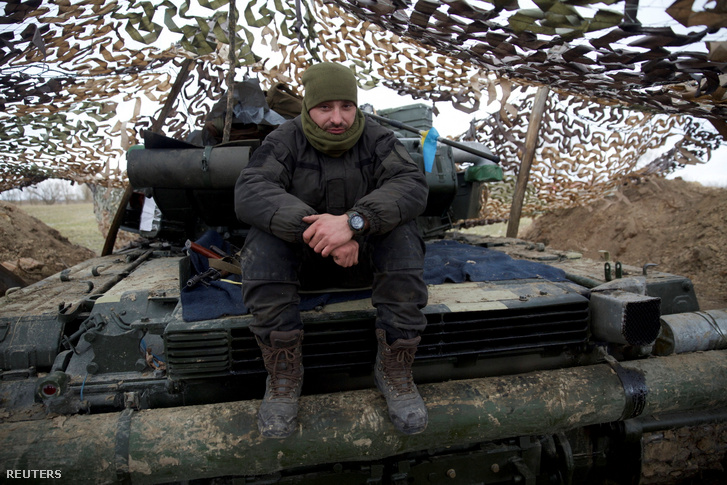 Ukrán katona Kijev közelében 2022. március 8-án