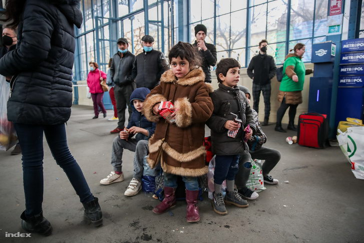 Ukrajnából menekülők a Nyugati pályaudvaron 2022. február 28-án